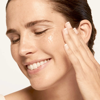 Model applying SeneGence Microbiome Boosting Serum product.